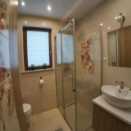Home, 4 Bedrooms, 2 Bathrooms Nyaraló *